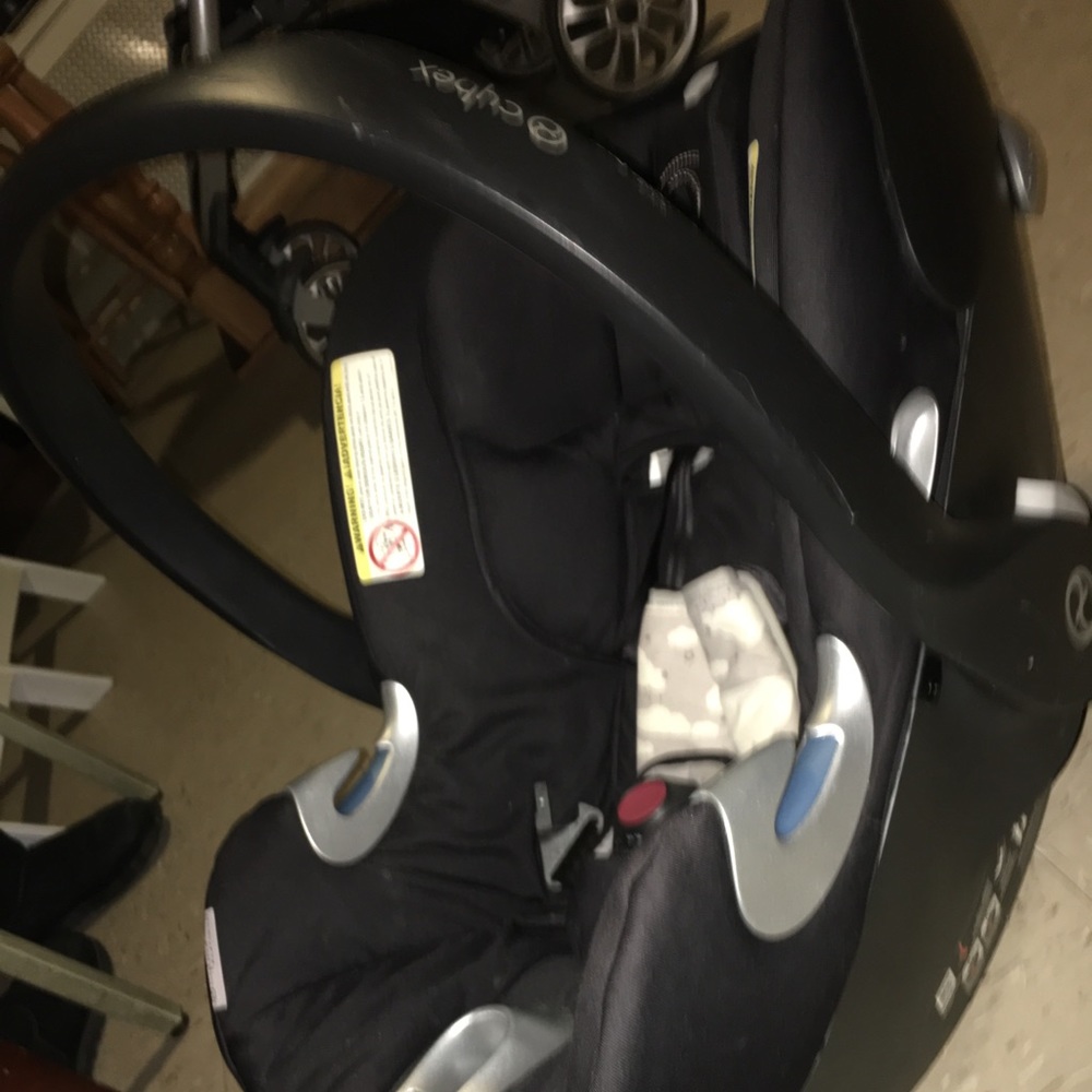 Baby Car Seat 0-12M Has Been Used But Clean!